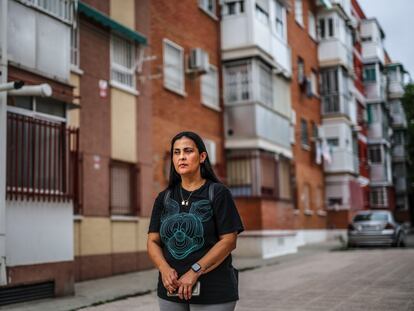 Paula Aparecida, madre del niño Leo, que ha aparecido dormido en el autobús de ruta, en su barrio de Leganés a 18 de septiembre.