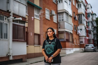 Paula Aparecida, madre del niño Leo, que ha aparecido dormido en el autobús de ruta, en su barrio de Leganés a 18 de septiembre.