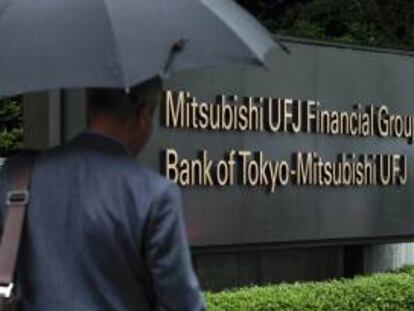 Un peatón pasa junto a la sede del mayor banco de Japón, Tokyo-Mitsubishi UFJ, en Tokio, Japón. EFE/Archivo