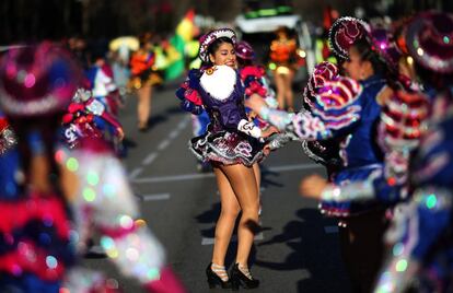 Música, máscaras y disfraces recorren las calles de San Blas-Canillejas en el desfile de Carnaval de la capital.