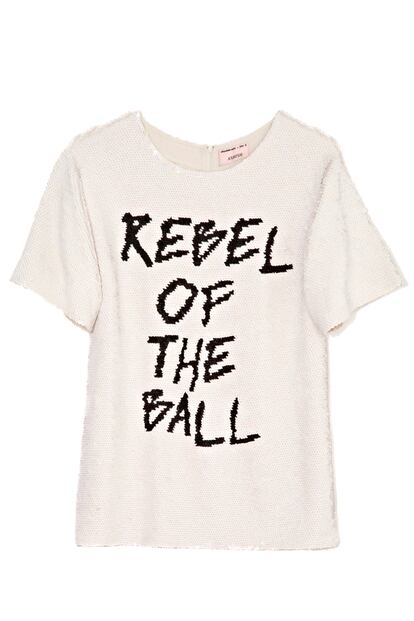 "Rebelde del baile" es lo que dice esta camiseta de lentejuelas firmada por Asish (850 euros)