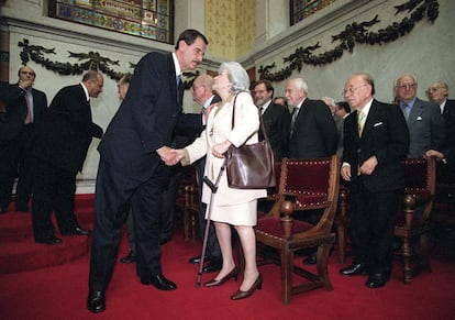 El presidente de México, Vicente Fox (i), saluda a la escritora Ana María 15 de octubre de 2001. Matute (d) durante su visita a la Real Academia Española (RAE) en Madrid, donde se reunió con los miembros de las academias asociadas de la lengua española, que celebran el 50º aniversario de la creación de la asociación que agrupa a las academias de la lengua hispanas. Fox se encuentra en España en viaje oficial.