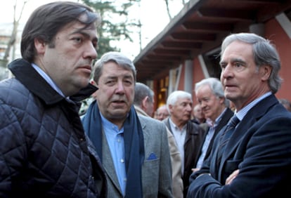 El presidente del Athletic, Fernando García Macua junto al expresidente José María Arrate y al exjugador Txetxu Rojo en el funeral de Aranguren en Portugalete.