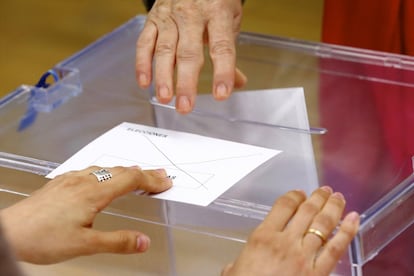 Los primeros votos caen en la urna de un colegio de Madrid.