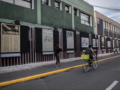 La calle Ayuntamiento, en Iztapalapa, alberga la exposición de José Guadalupe Posada, un artista que moldeó el arte mexicano con sus característicos grabados cargados de sátira y crítica social