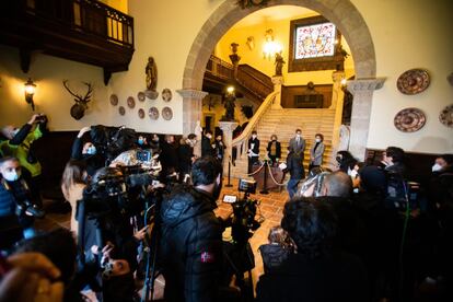 Los periodistasa siguen la ceremonia de reversión del pazo a titularidad pública.