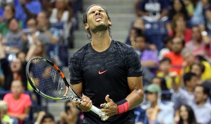 Nadal se lamenta durante el duelo con Fognini.