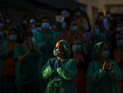 Sanitarios del Hospital Gregorio Marañón devuelven los aplausos de la gente en los balcones, el pasado julio.