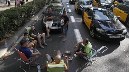 Taxistas bloquean la Gran Vía de Barcelona.