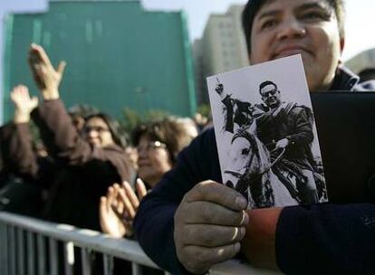 Un simpatizante de Allende sostiene una fotografía del ex presidente ante el palacio de la Moneda.