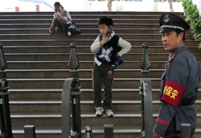 Un guardia de seguridad camina en el colegio de la ciudad de Weifang.