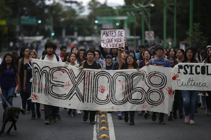Estudiantes mexicanos rememoran la matanza de 1968 en Ciudad de México, el 2 de octubre de 2018. 