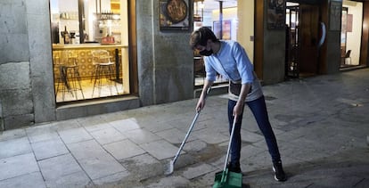 So-called "Covid sidewalk cafés" will have a midnight closing time in Madrid. 