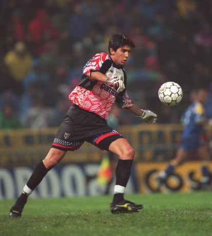 Buffon debutó en la Serie A con el Parma en 1995. En la imagen, el meta saca de puerta en un duelo contra la Juventus.
