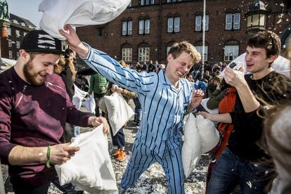 Un joven con pijama durante la batalla de almohadas en Copenhague (Dinamarca).