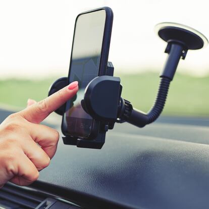 Artículo de EL PAÍS Escaparate que describe los mejores gadgets útiles para el coche por menos de 30 euros