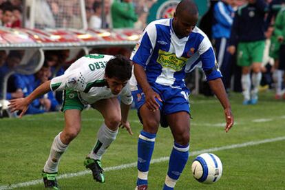 El jugador del Espanyol Domi se lleva el balón ante Guerrero, del Racing.