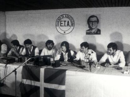 Rueda de prensa de los dirigentes de ETApm el d&iacute;a de la disoluci&oacute;n. De izquierda a derecha: Luis Emaldi Mitxelena (primero); Josu S&aacute;nchez (segundo); Joseba Aulestia, Zotza (tercero); Fernando L&oacute;pez Castillo, Txiki (cuarto); Miren Lourdes Alkorta, Argi; Juan Miguel Goiburu, 1135&gt;Gohierri (sexto) y Juan Mar&iacute;a Ortuzar,Ruso (s&eacute;ptimo). 