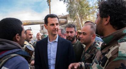 El presidente sirio, Bachar el Asad, con miembros del Ejército del régimen el pasado marzo.