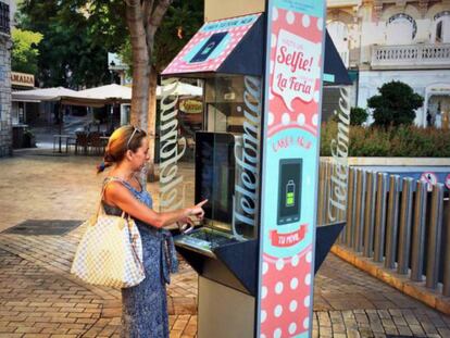 Una mujer usa una cabina. 