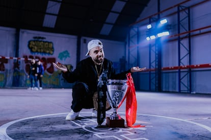 El músico Israel B posa con la copa de Hot Spot, el torneo de fútbol callejero organizado por Budweiser. El otro premio, el Mundial de Qatar.