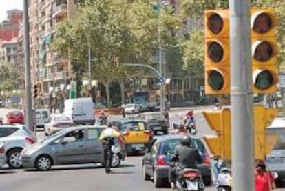 La caída de un tendido eléctrico sume a  Barcelona en el caos