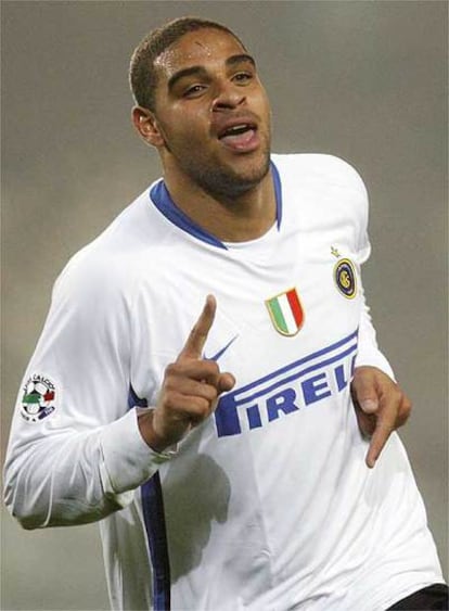 Adriano festeja su gol frente al Torino