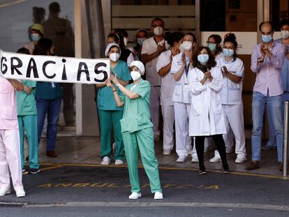 Personal sanitario del hospital vizcaíno de Cruces, agradeciendo a los vecinos los aplausos durante todo el confinamiento.