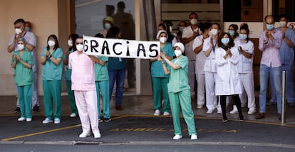 Personal sanitario del hospital vizcaíno de Cruces, agradeciendo a los vecinos los aplausos durante todo el confinamiento.