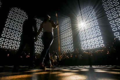 Dos fieles acuden a la basílica de Nuestra Señora Aparecida, en Aparecida (Brasil). El Ministerio de Salud de Brasil ha comunicado este lunes que son ya 5.103.408 los casos acumulados de coronavirus en todo el país, de los cuales 4.495.269 corresponden a personas que han logrado superar la enfermedad.