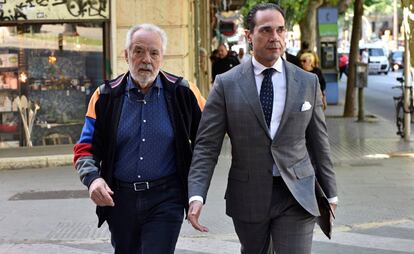 El empresario Bartolomé Cursach (a la izquierda), llega al juzgado compañado por su abogado Enrique Molina.