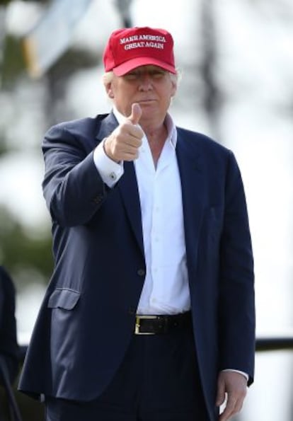 El candidato presidencial Donald Trump gesticula ante los medios durante un torneo de golf.