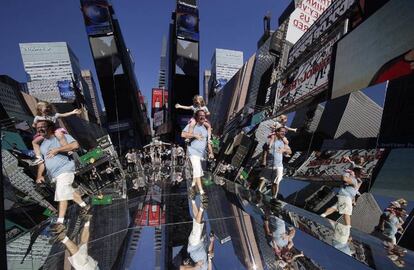 'The beginning of the end', la obra que Rachel Valdés instaló en Times Square.