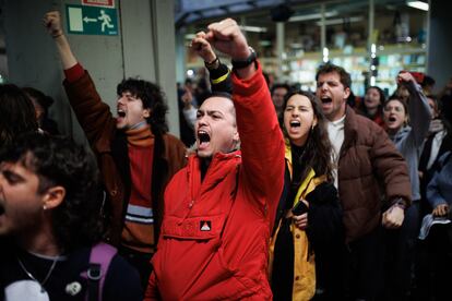 Estudiantes protestan en contra de que la presidenta de la Comunidad de Madrid haya recibido la distinción como Alumna Ilustre de la Complutense.