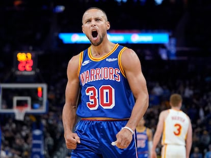 Stephen Curry celebra una canasta durante el partido entre Golden State y Houston.