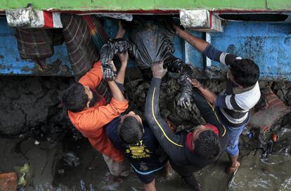 Rescate de un cadáver tras el accidente de un ferri en Bangladés. Al menos 70 personas han muerto y más de 30 han desaparecido por el naufragio de un ferri en el río Padma, en el oeste de Bangladés.