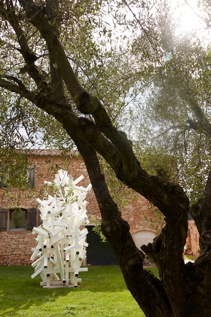 La escultura 'Blossom' del artista Pedro Cabrita, junto a la bodega Venta d'Aubert.