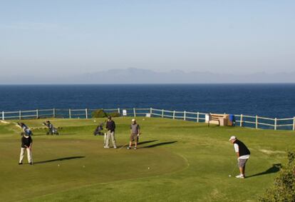 Golfistas en Simonstown, cerca de Ciudad del Cabo, una de las más pintorescas del mundo, que acogerá junto a otras nueve ciudades sudafricanas el Mundial de Fútbol.