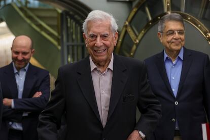 El Nobel de Literatura Mario Vargas Llosa visita la Caja de las Letras del Instituto Cervantes con motivo de un ciclo dedicado a él y a su obra, este martes en Madrid. A la izquierda el escritor Carlos Granés, a la derecha Sergio Ramírez, que le acompañaron en la charla.