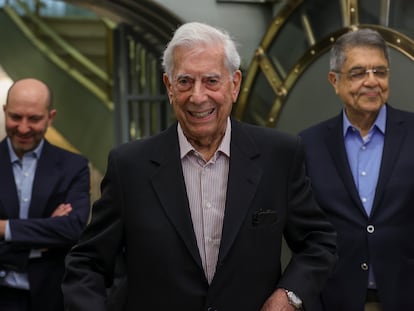 El Nobel de Literatura Mario Vargas Llosa visita la Caja de las Letras del Instituto Cervantes con motivo de un ciclo dedicado a él y a su obra, este martes en Madrid. A la izquierda el escritor Carlos Granés, a la derecha Sergio Ramírez, que le acompañaron en la charla.