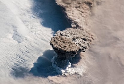 Una gran nube de ceniza volcánica y gas se eleva sobre las Islas Kuriles en el Océano Pacífico después de una serie de explosiones inesperadas desde el Volcán Raikoke. Imagen tomada desde la Estación Espacial Internacional el 22 de junio de 2019.
