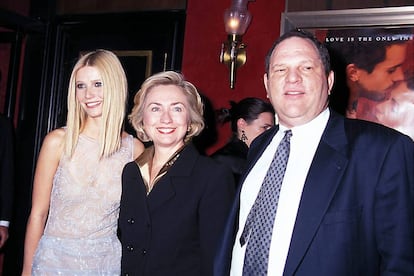 De izquierda a derecha: Gwyneth Paltrow, Hillary Clinton y Harvey Weinstein, en la premiere de 'Shakespeare enamorado', en 1998.