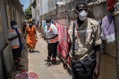 Voluntarios de la Cruz Roja de Senegal informan a la población de Dakar sobre las medidas a adoptar frente al coronavirus.