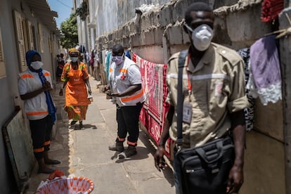 Voluntarios de la Cruz Roja de Senegal informan a la población de Dakar sobre las medidas a adoptar frente al coronavirus.