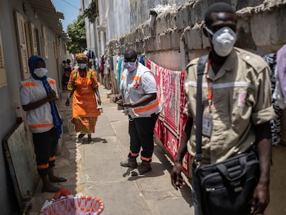 Voluntarios de la Cruz Roja de Senegal informan a la población de Dakar sobre las medidas a adoptar frente al coronavirus.