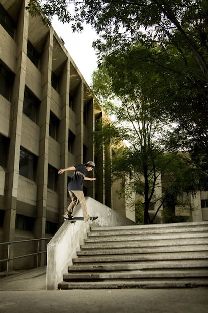 'Polo May' hace un 'back tail' en la facultad de Ciencias Políticas de Ciudad Universitaria. Leal cuenta que cada vez le interesa más combinar fotos de patinadores con escenarios arquitectónicos atractivos del DF.