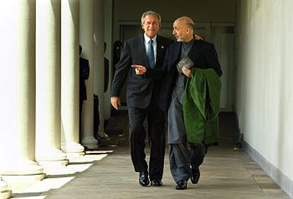 Los presidentes de EE UU, George W. Bush (izquierda), y Afganistán, Hamid Karzai, ayer en la Casa Blanca.