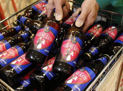 Para los que quieran echar un trago de algo un poco más fuerte, siempre pueden apostar por la cerveza. O en este caso por una <i>Kiss Me Katie</i> (<i>Besame Katie</i>). Estas fueron fotografiadas en un mercado de la ciudad de Leicester (Inglaterra). La empresa  Castle Rock Brewery ha fabricado la bebida para celebrar la boda del próximo 29 de abril.