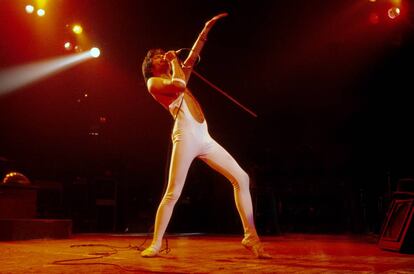 Día de Año Nuevo de 1977. Tras pasar toda la noche de celebración, Freddie Mercury se sube al escenario del Madison Square Garden de Nueva York y arrasa. Tenía 31 años.