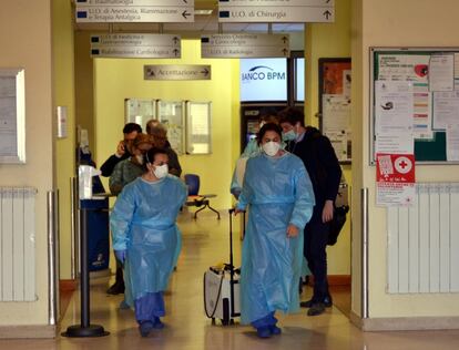 El viernes falleció un hombre de 78 años en un hospital de Padua, en la región de Véneto, que padecía otras patologías respiratorias previas. El número provisional de contagiados ha aumentado en pocas horas en todo el país, según señalan los medios italianos, y asciende a más de 50. En la imagen, trabajadores protegidos con mascarillas y trajes desechables, en el hospital de Codogno, este viernes.